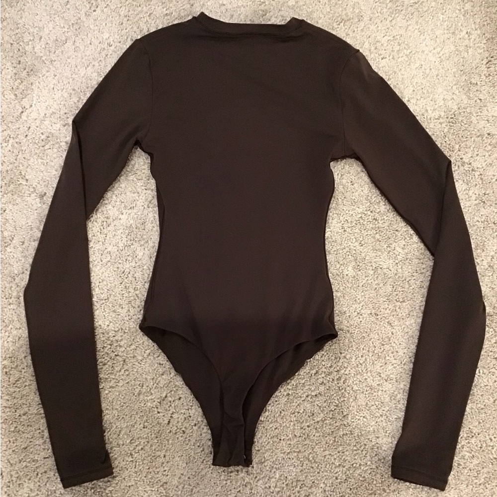 ‼️SOLD OUT‼️ SKIMS Fits Everybody Long Sleeve Crew Neck Bodysuit | Brown - Picture 10 of 11